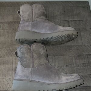 Authentic Ugg Gray Elevated Heel Ankle Boots size 6